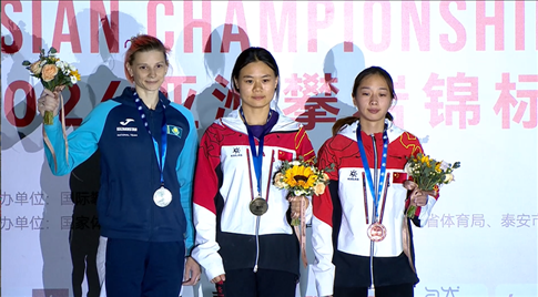 女子速度項(xiàng)目蒙世雪（中）奪冠，周婭菲（右）獲季軍。主辦方供圖