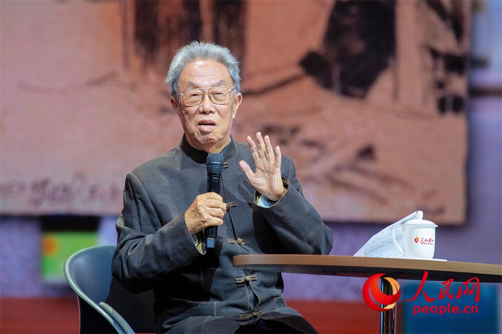 王蒙以《與時代同行 與人民同心》為題演講。人民網(wǎng)記者 翁奇羽攝