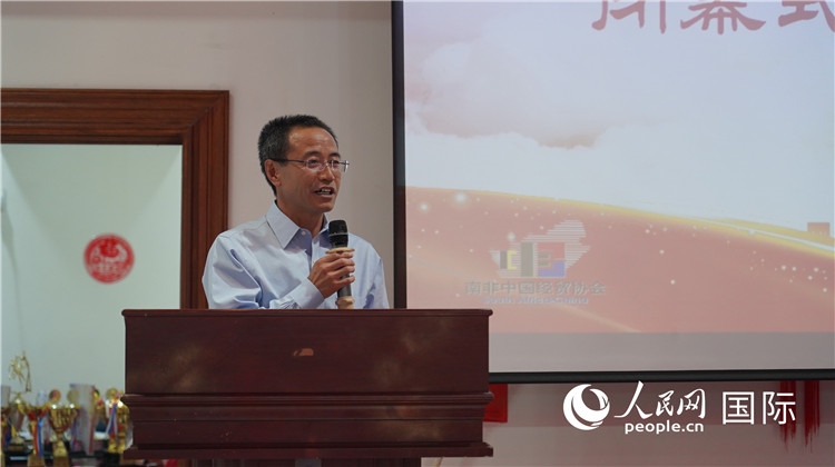 中國駐約翰內(nèi)斯堡代總領(lǐng)事周育江在閉幕式上致辭。 人民網(wǎng) 張茜攝