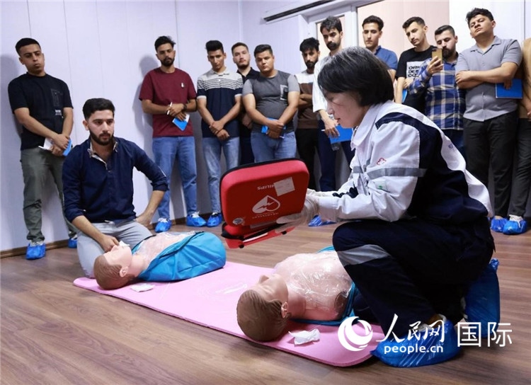 新進(jìn)油田工作的伊拉克大學(xué)生在接受急救培訓(xùn)。人民網(wǎng)記者管克江攝