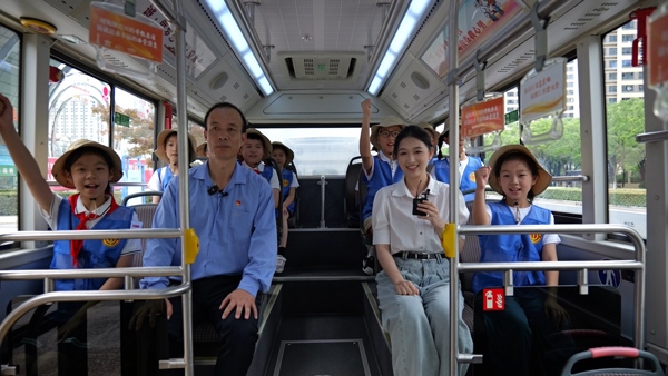 江蘇省太倉(cāng)市總工會(huì)舉行“坐上勞模‘專線’跟著榜樣看太倉(cāng)”直播活動(dòng)。江蘇省總工會(huì)供圖