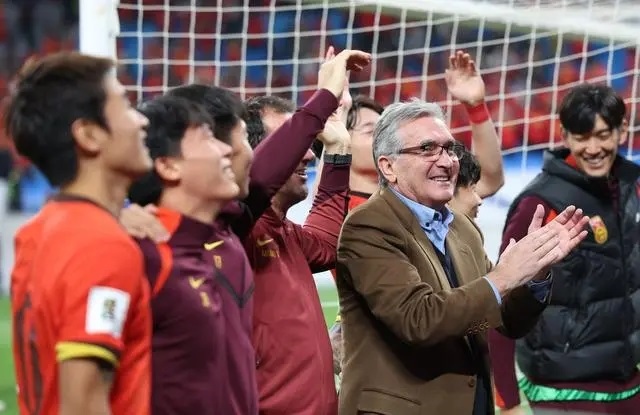 10月15日晚，國足主教練伊萬科維奇（前右）賽后向觀眾致意。新華社記者 胡星宇攝