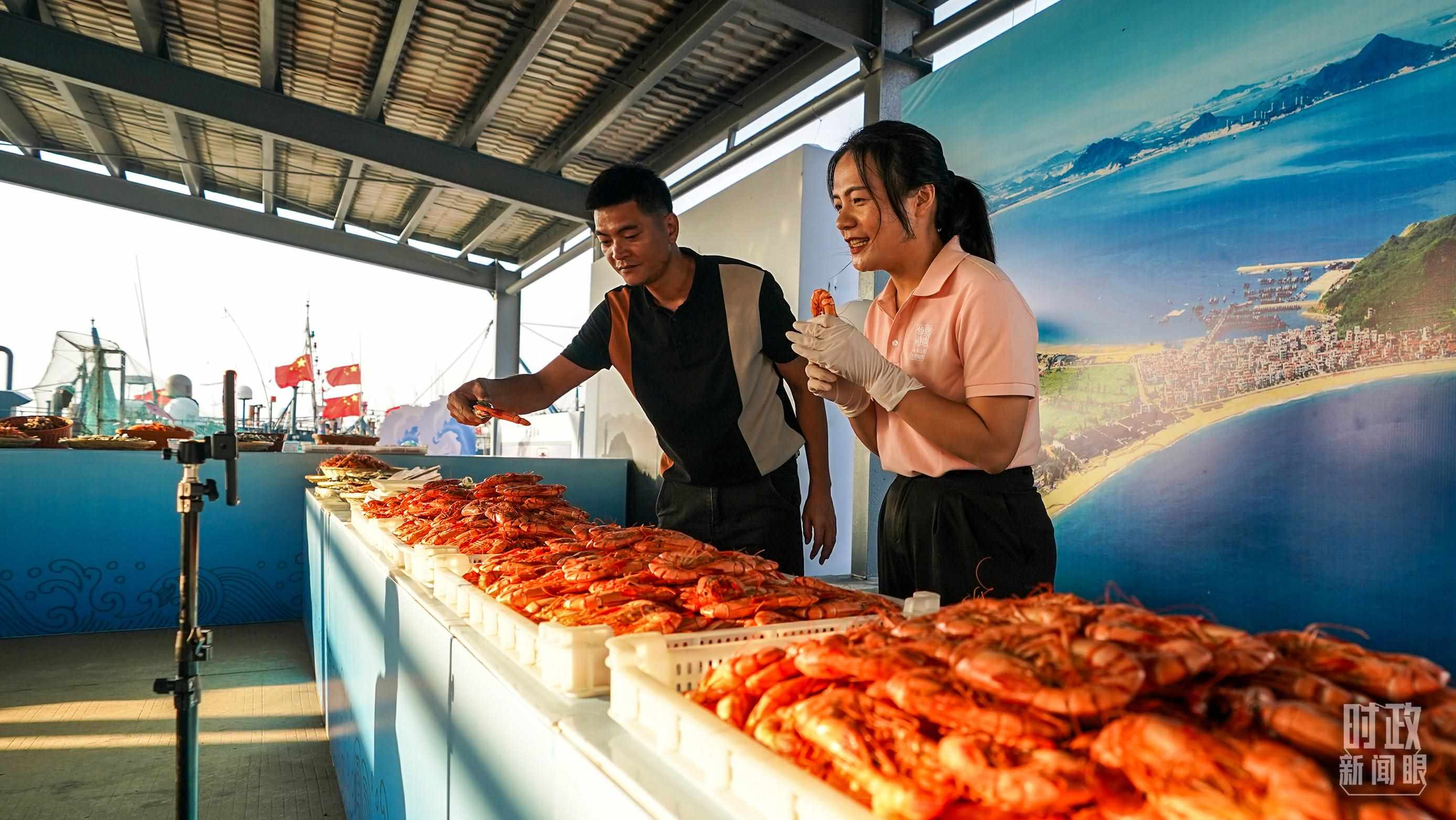 △正在直播賣貨的澳角村村民。（總臺(tái)記者李晉拍攝）