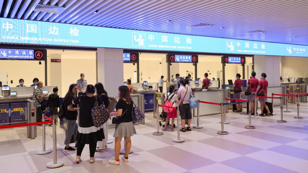 2023年7月26日，旅客在三亞鳳凰國際機場國際航站樓有序通關。三亞鳳凰國際機場國際航站樓改擴建項目主體工程已于2023年7月1日完工并投入使用，該項目是海南自貿(mào)港首個主體工程完工并投入使用的封關運作項目。《海南自由貿(mào)易港建設總體方案》明確，海南將在2025年前適時啟動全島封關運作。