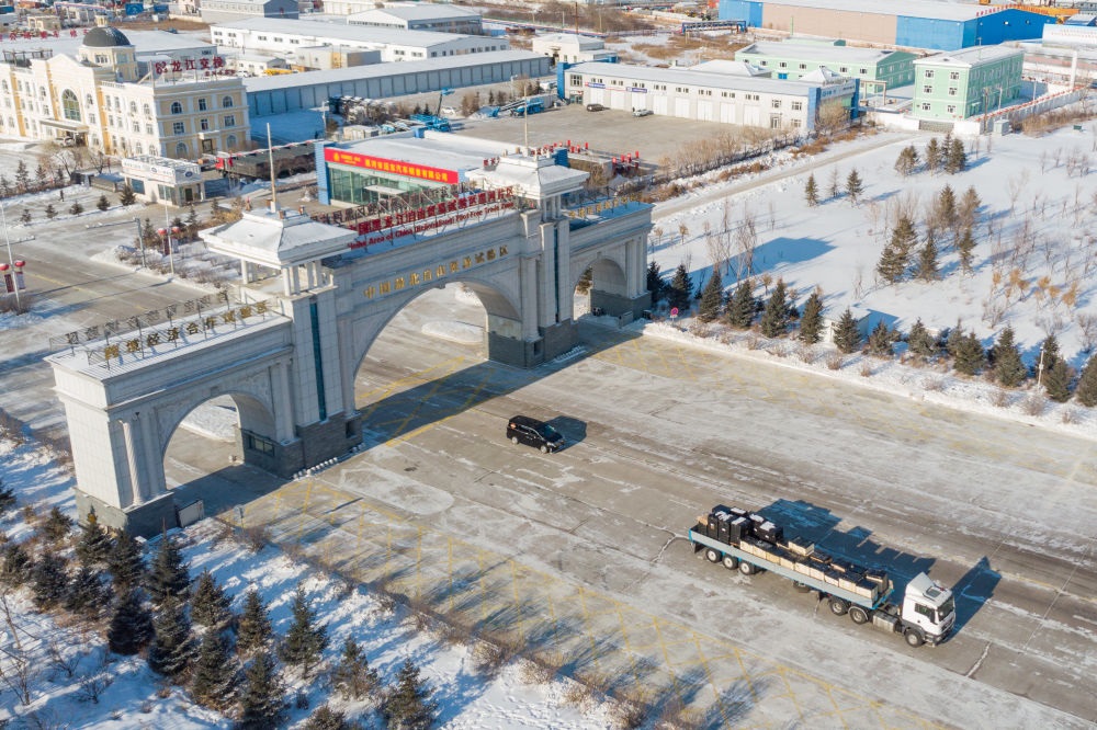 這是中國（黑龍江）自由貿(mào)易試驗區(qū)黑河片區(qū)（2024年1月31日攝，無人機照片）。2023年，該自貿(mào)片區(qū)外貿(mào)進出口總值達244.82億元，實現(xiàn)增幅56.9%，引進外資企業(yè)16家，直接利用外資127.3萬美元，同比增長27.3%。