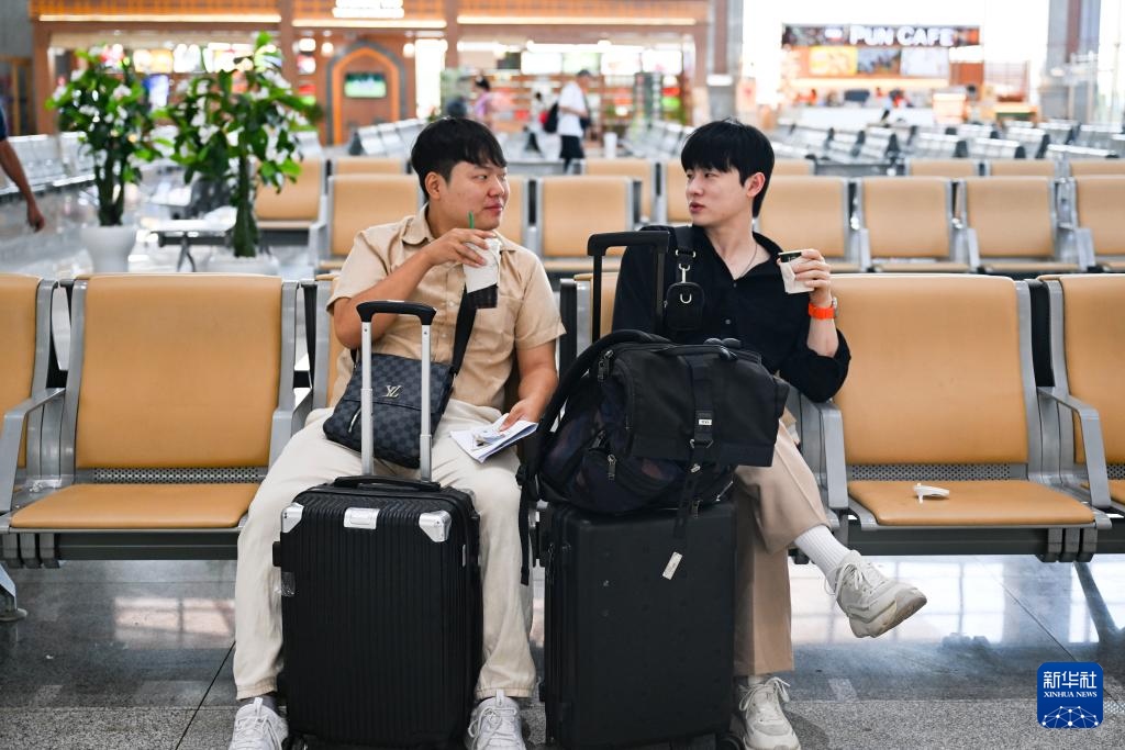 10月12日，在老撾萬象中老鐵路萬象站候車廳，兩名乘客在等候列車。新華社記者 程一恒 攝