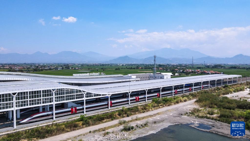9月13日，在印度尼西亞萬隆德卡魯爾站，雅萬高鐵高速動車組列車停靠在站臺上（無人機照片）。新華社記者 徐欽 攝