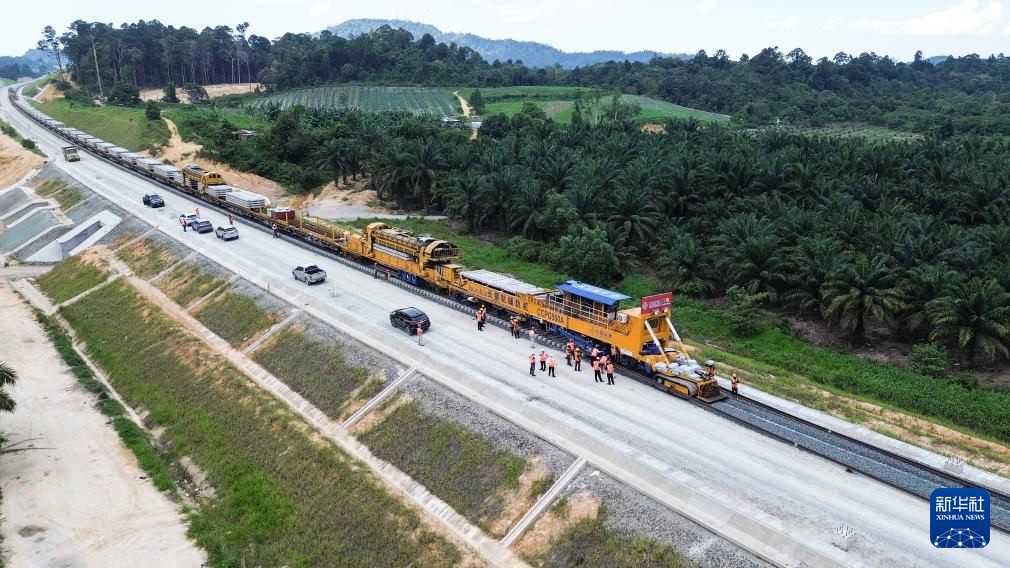這是5月6日在馬來西亞彭亨州航拍的馬東鐵項目的鋪軌現(xiàn)場。新華社記者 程一恒 攝
