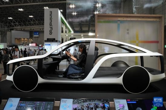 這是10月17日在日本千葉縣舉行的日本高新技術(shù)博覽會(huì)上拍攝的，索尼公司展示的概念車(chē)模型。新華社記者 錢(qián)錚 攝