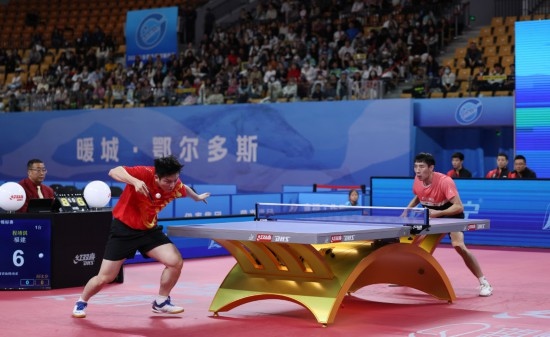 10月18日，上海隊選手樊振東（左）在單打比賽中發(fā)球。他3:2戰(zhàn)勝福建隊選手程靖淇。新華社記者 王楷焱 攝