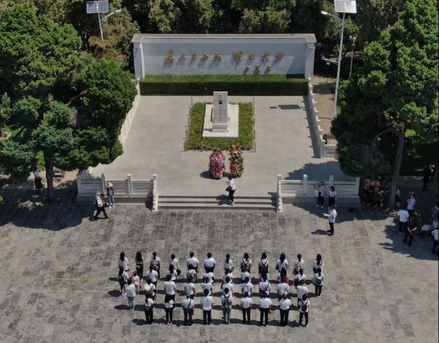 2021年6月24日，參觀者在位于河南省蘭考縣的焦裕祿紀(jì)念園瞻仰焦裕祿烈士墓（無(wú)人機(jī)照片）。新華社記者 李安 攝