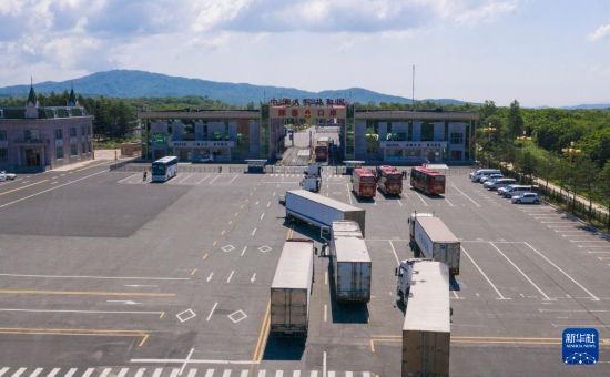 2019年6月22日，往返于中國(guó)和俄羅斯的貨車在中俄琿春口岸前排隊(duì)等待通關(guān)（無(wú)人機(jī)照片）。