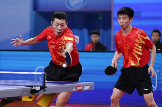 10月18日，上海隊組合許昕（左）/周愷在雙打比賽中。他們3:0戰(zhàn)勝福建隊組合曾蓓勛/陳俊菘。新華社記者 王楷焱 攝