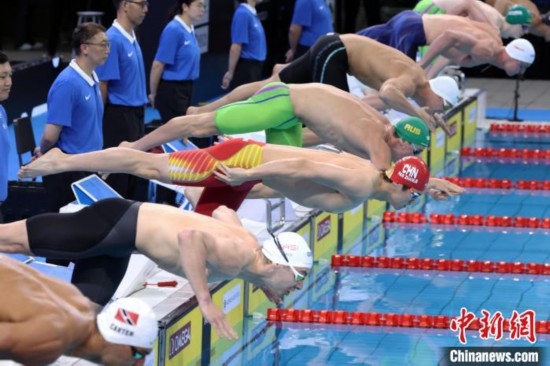 10月19日晚，2024年世界泳聯(lián)游泳世界杯上海站結(jié)束第二個比賽日的爭奪。圖為中國選手潘展樂(左三)在男子100米自由泳決賽中。 中新社記者 湯彥俊 攝