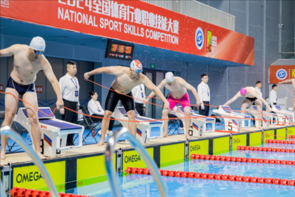 參賽選手在游泳救生項(xiàng)目比賽中。賽事主辦方供圖
