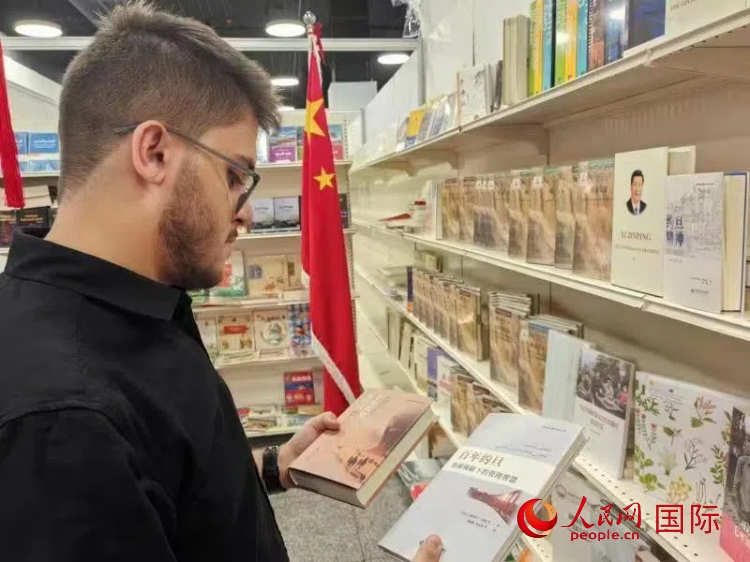 第二十三屆約旦安曼國(guó)際書(shū)展于10月10日至19日在約旦展覽中心舉行，約旦政府和民間各界人士在中國(guó)展臺(tái)翻閱圖書(shū)，熱烈交流互動(dòng)，感受中華文化之美。人民網(wǎng)記者 李瀟攝