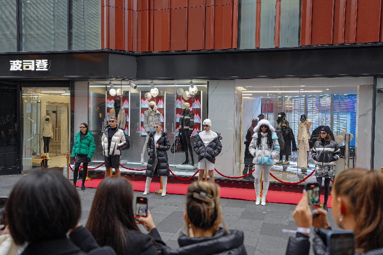 模特在波司登倫敦旗艦店門前展示新款羽絨服。主辦方供圖