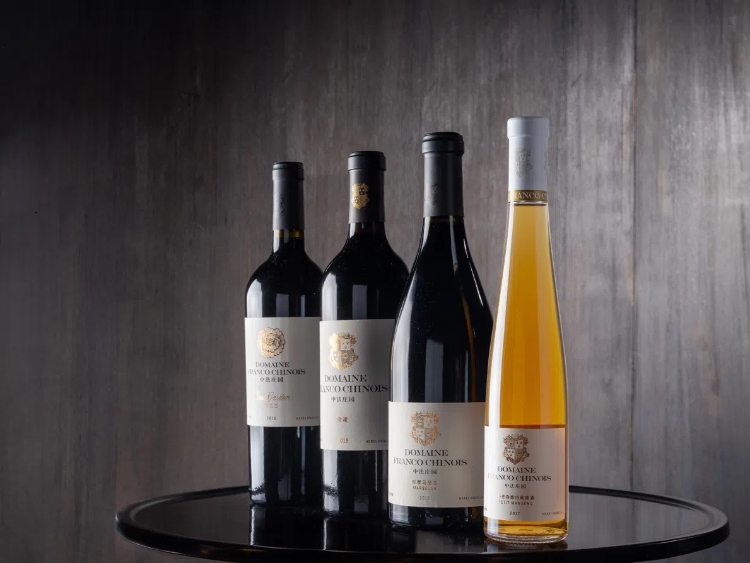 活動(dòng)現(xiàn)場(chǎng)推介了懷來中法莊園珍藏馬瑟蘭干紅、小芒森甜白等優(yōu)質(zhì)葡萄酒。主辦方供圖