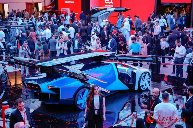 小鵬匯天陸空一體式飛行汽車備受關(guān)注。人民網(wǎng) 塔里克·易卜拉欣攝