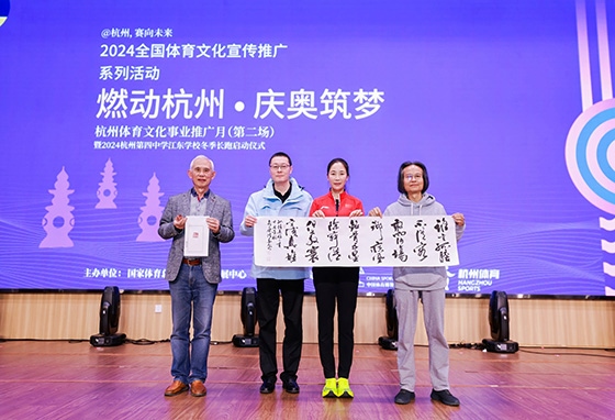 王麗萍與藝術(shù)家們共同創(chuàng)作主題作品。主辦方供圖