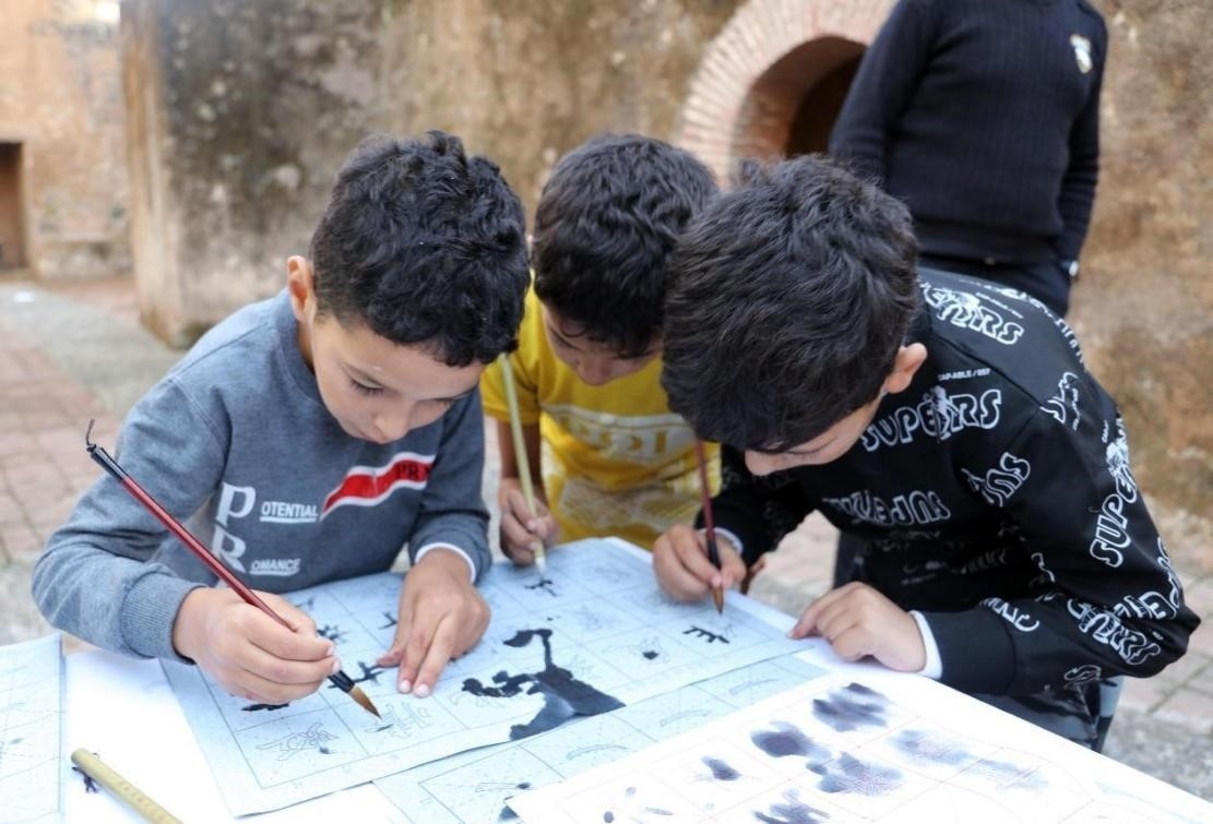 一起學(xué)書法。拉巴特中國文化中心供圖