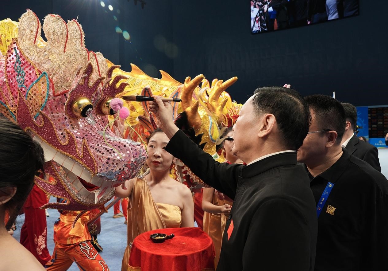 出席開賽儀式的領(lǐng)導(dǎo)及嘉賓共同為參賽龍獅隊(duì)點(diǎn)睛。（受訪者供圖）