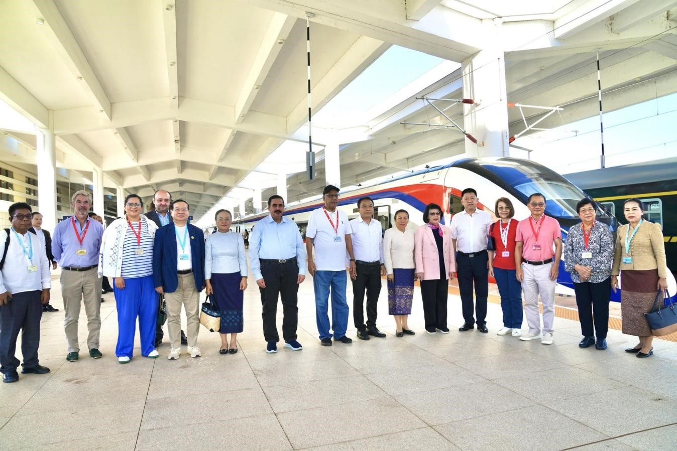 東盟議會聯(lián)盟大會代表團與中老鐵路“瀾滄號”動車合影留念。老中鐵路有限公司供圖