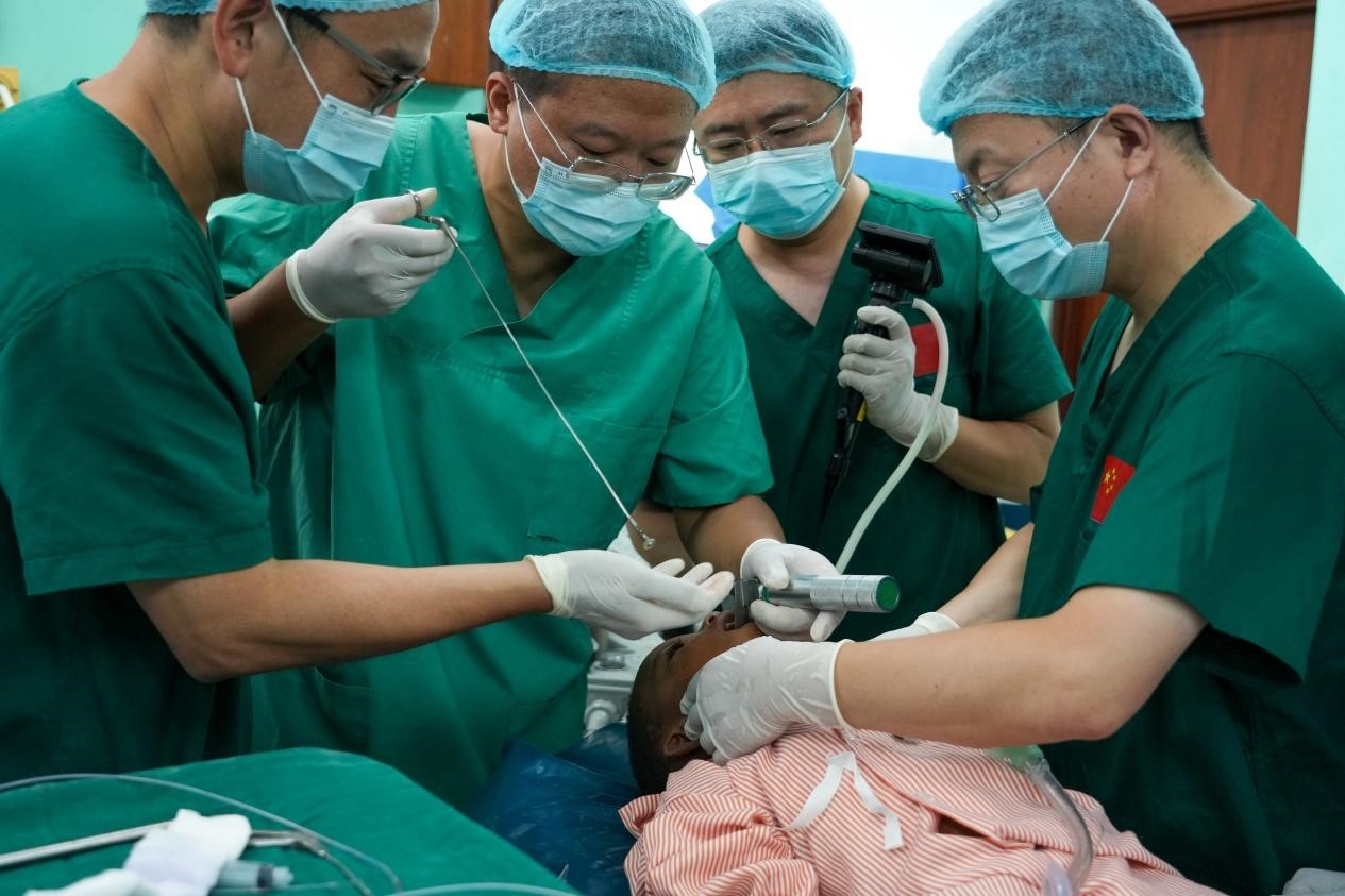 引起患兒窒息的異物被成功取出。中國援桑醫(yī)療隊供圖