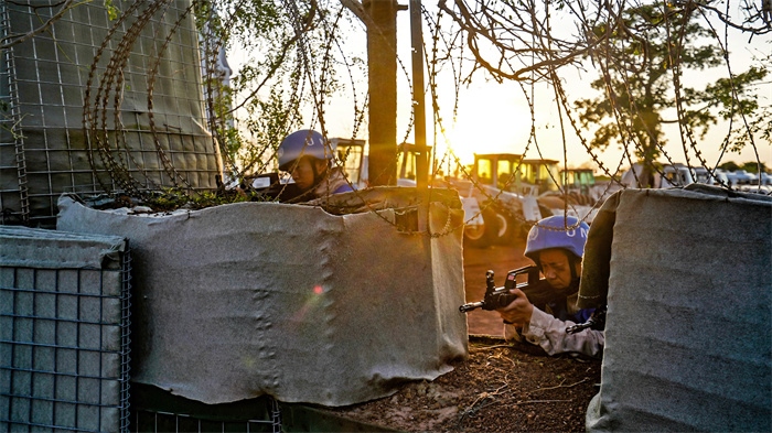 瞭望偵察一線(xiàn)情況。張洪奧攝