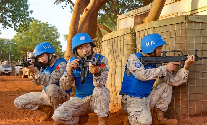 匯報(bào)一線(xiàn)偵察情況。王軍杰攝