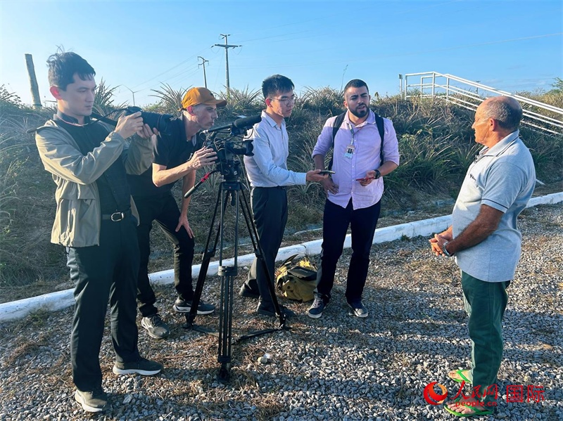 聯(lián)合采訪團(tuán)正在采訪因苦咸水淡化項目受益的當(dāng)?shù)孛癖?。人民網(wǎng)記者 陳一鳴攝