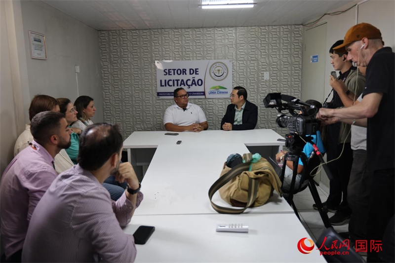 巴西東北部北里奧格蘭德州若昂卡馬拉市市長馬諾埃爾·貝爾納接受聯(lián)合采訪團(tuán)采訪。 人民網(wǎng)記者 時元皓攝