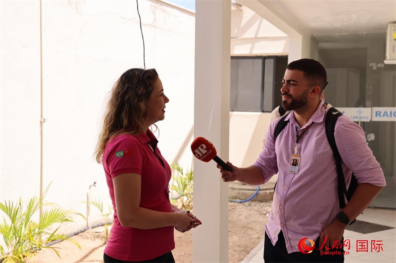 國網(wǎng)巴電文化中心負(fù)責(zé)人達(dá)尼埃拉·帕戈托接受參加聯(lián)合采訪團(tuán)的巴西記者采訪。 人民網(wǎng)記者 時元皓攝