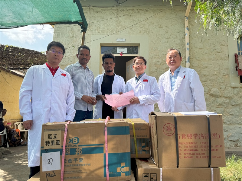 中國(guó)醫(yī)療隊(duì)向科倫醫(yī)院捐贈(zèng)藥品和醫(yī)療物資。中國(guó)第17批援厄立特里亞醫(yī)療隊(duì)供圖