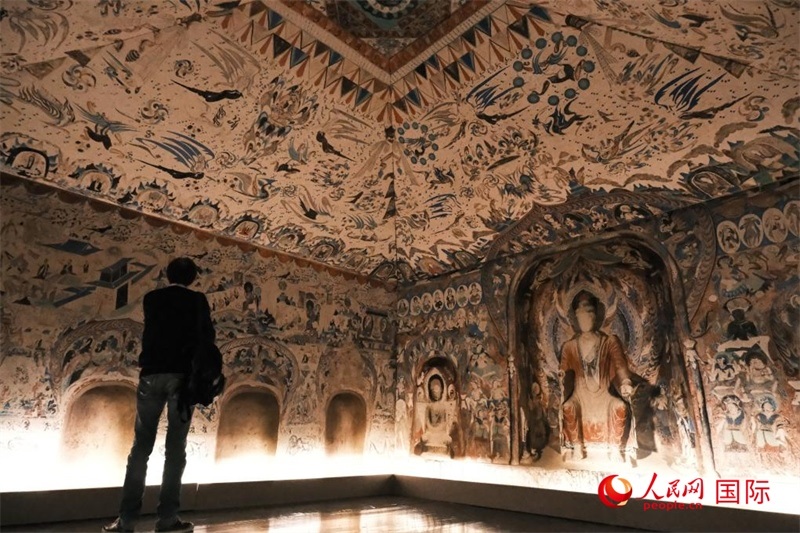 觀眾仿佛置身于數(shù)字復(fù)原的敦煌第285窟。人民網(wǎng)記者 尚凱元攝 