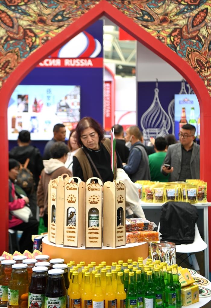 10月25日，觀眾在楊凌農(nóng)高會上合組織國家農(nóng)業(yè)展區(qū)了解農(nóng)產(chǎn)品。新華社記者 鄒競一 攝