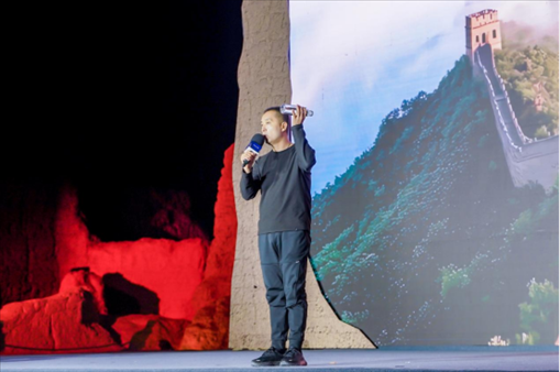 李剛在“何以中國·五星出東方”網(wǎng)絡(luò)主題宣傳活動現(xiàn)場演講。人民視頻供圖