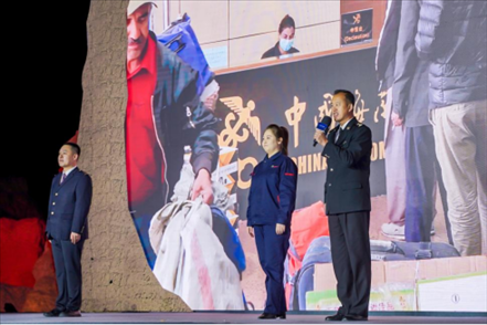 張曉波（右一）在“何以中國(guó)·五星出東方”網(wǎng)絡(luò)主題宣傳活動(dòng)現(xiàn)場(chǎng)演講。人民視頻供圖