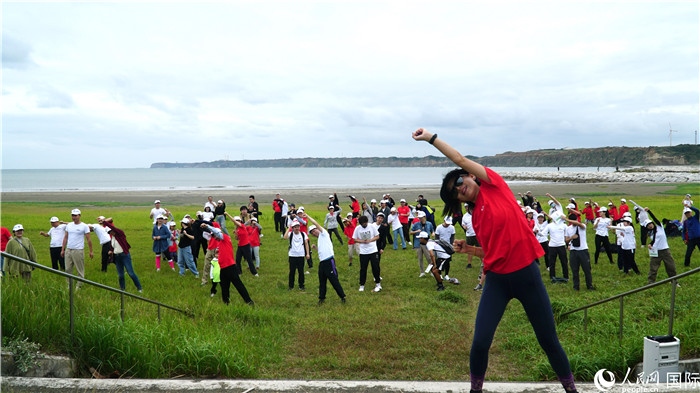 開(kāi)跑前的熱身運(yùn)動(dòng)。人民網(wǎng) 蔣曉辰攝