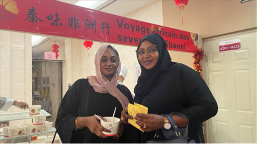 陜西涼皮+清真肉夾饃受到乍得友人歡迎。主辦方供圖