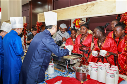 恩賈梅納大學(xué)孔子學(xué)院的學(xué)生們對(duì)中國(guó)餃子情有獨(dú)鐘。主辦方供圖