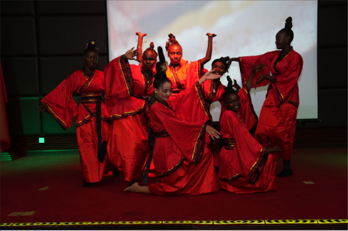 孔子學(xué)院的學(xué)生表演中國(guó)舞《昭君出塞》。主辦方供圖