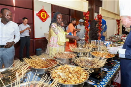 四川麻辣燙也是最愛(ài)乍得朋友們青睞的美食。主辦方供圖