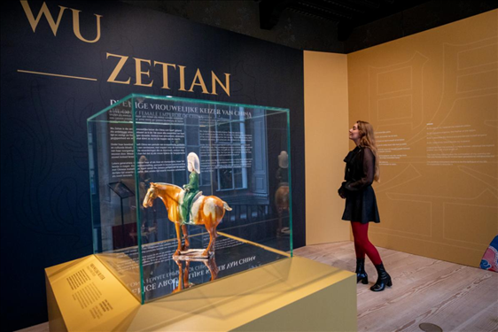 圖為觀眾在參觀“一代女皇武則天展”。（中華人民共和國駐荷蘭王國大使館供圖）