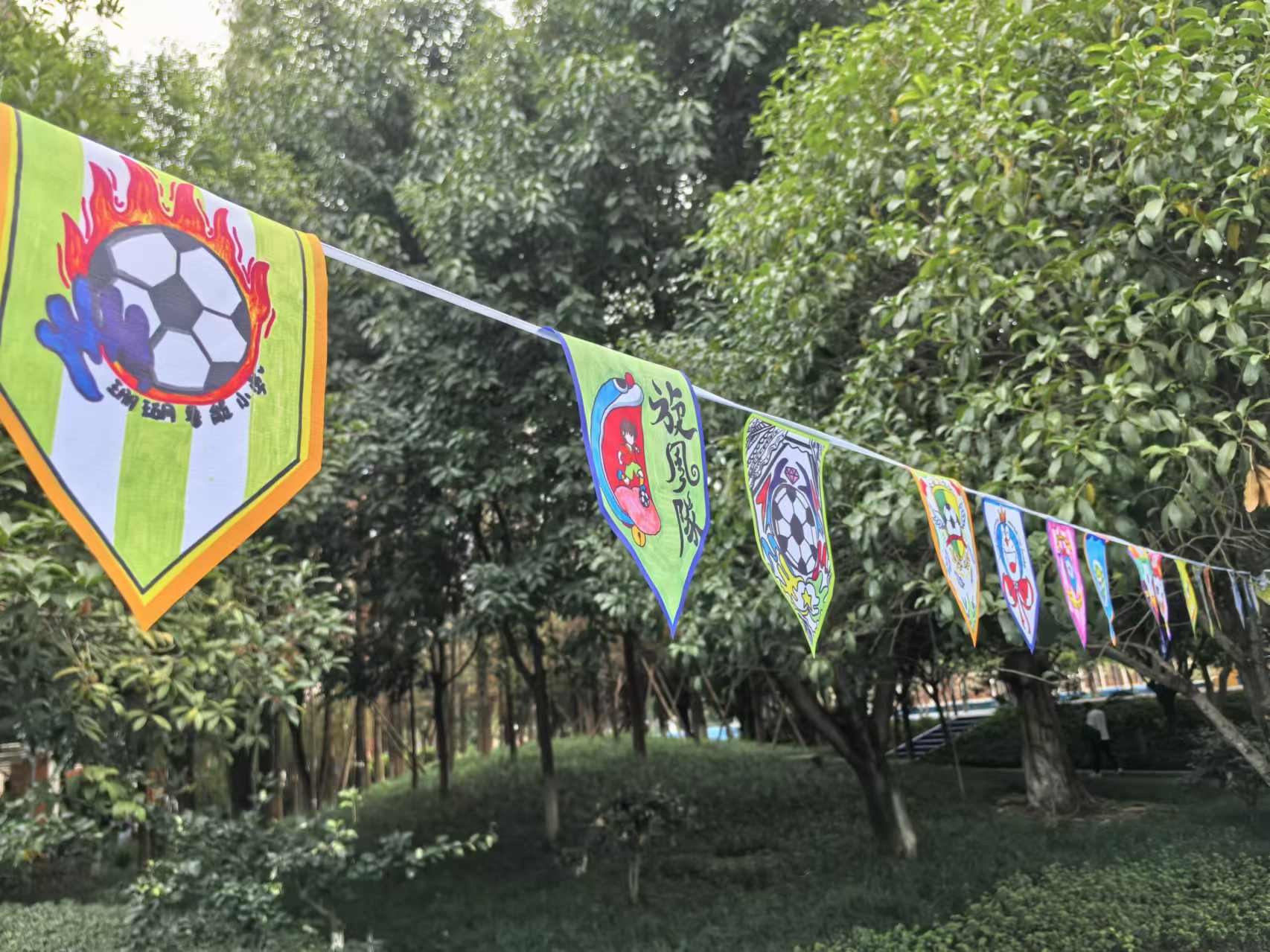 珊瑚魯能小學(xué)學(xué)生們手繪的“班超”隊(duì)徽。 人民網(wǎng)記者 楊磊攝