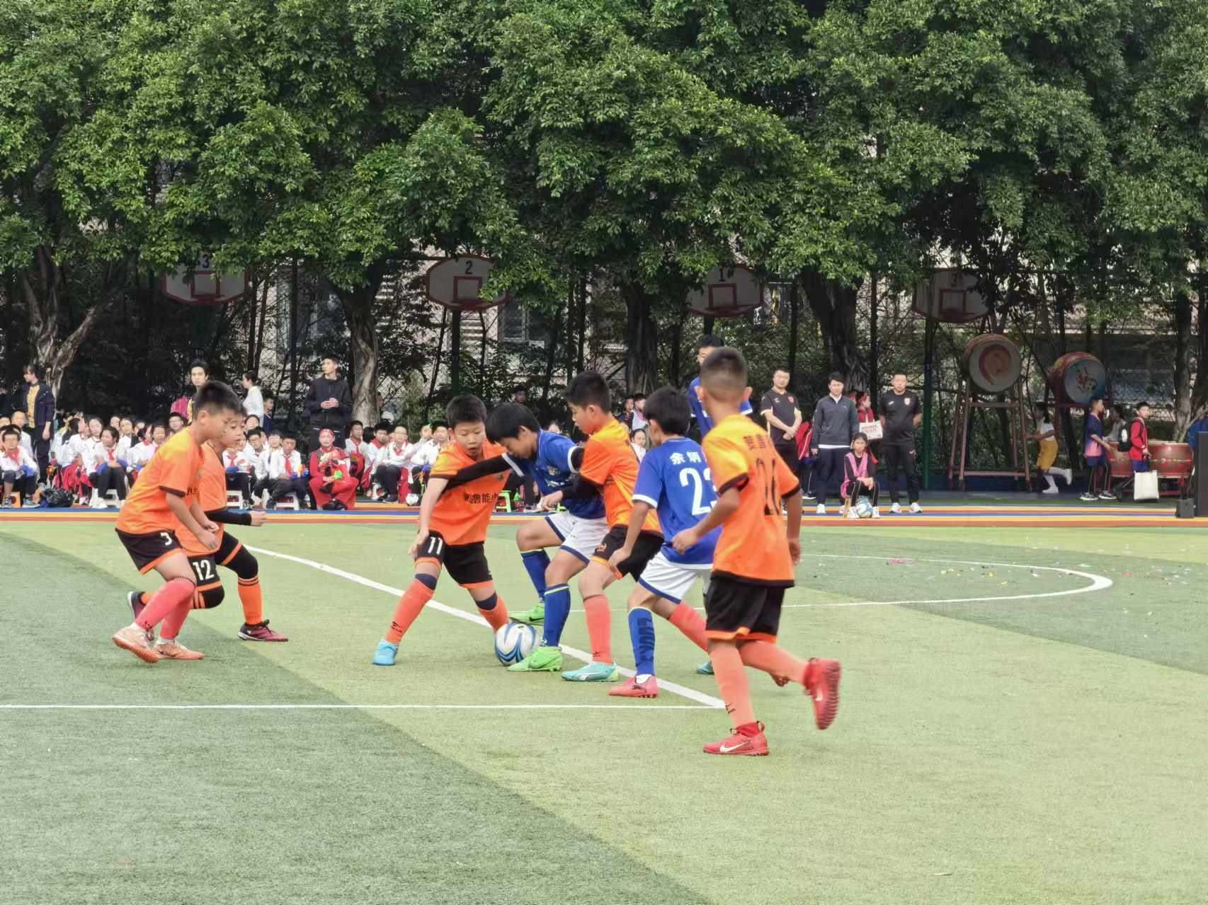 珊瑚魯能小學(xué)的學(xué)生們在進(jìn)行足球比賽。 人民網(wǎng)記者 楊磊攝