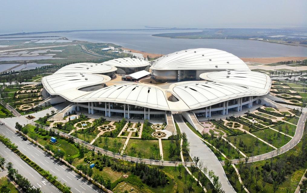 位于中國(guó)—上海合作組織地方經(jīng)貿(mào)合作示范區(qū)的青島·上合之珠國(guó)際博覽中心（2024年7月18日攝，無人機(jī)照片）。新華社記者李紫恒 攝