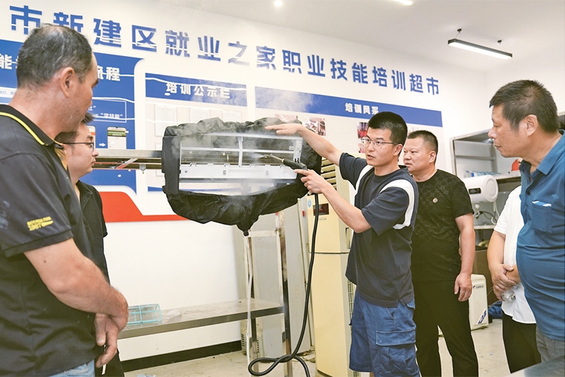 黨的二十屆三中全會強調(diào)，要健全終身職業(yè)技能培訓(xùn)制度。圖為2024年9月12日一位老師在給學(xué)員進行家電清洗技術(shù)培訓(xùn)。 新華社記者 萬象/攝