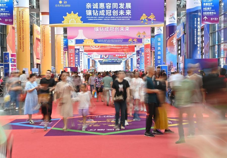 2024年9月28日，觀眾在廣西南寧市舉行的第21屆中國—東盟博覽會(huì)上參觀。新華社記者 周華 攝