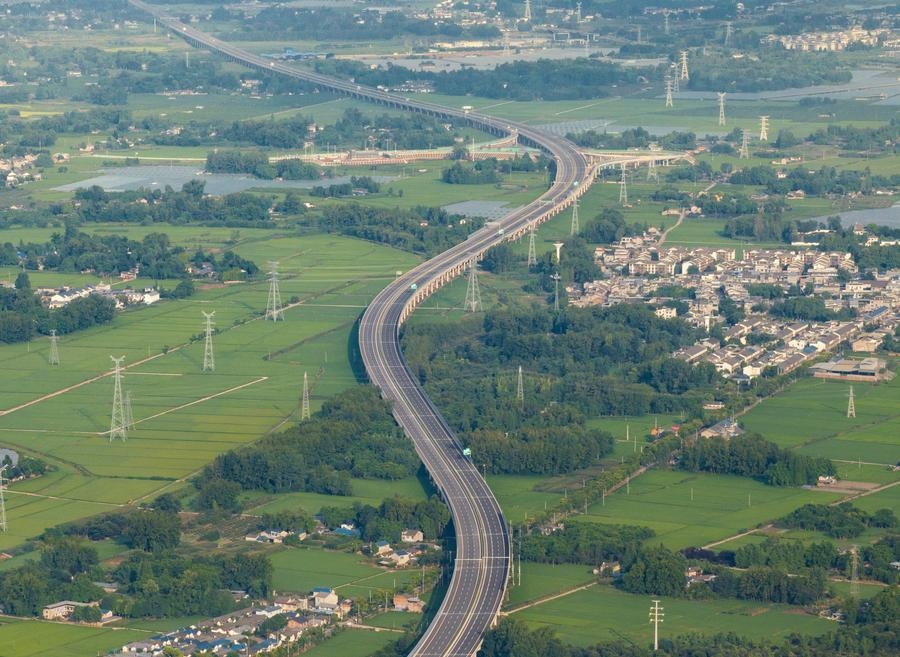 俯瞰四川天府新區(qū)至邛崍高速公路一角（2024年7月2日攝，無人機(jī)照片）。新華社記者 江宏景 攝